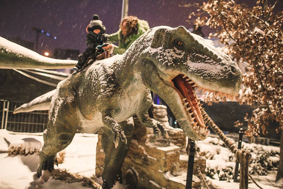 Біля торгового центру Forum Lviv з'явились живі динозаври