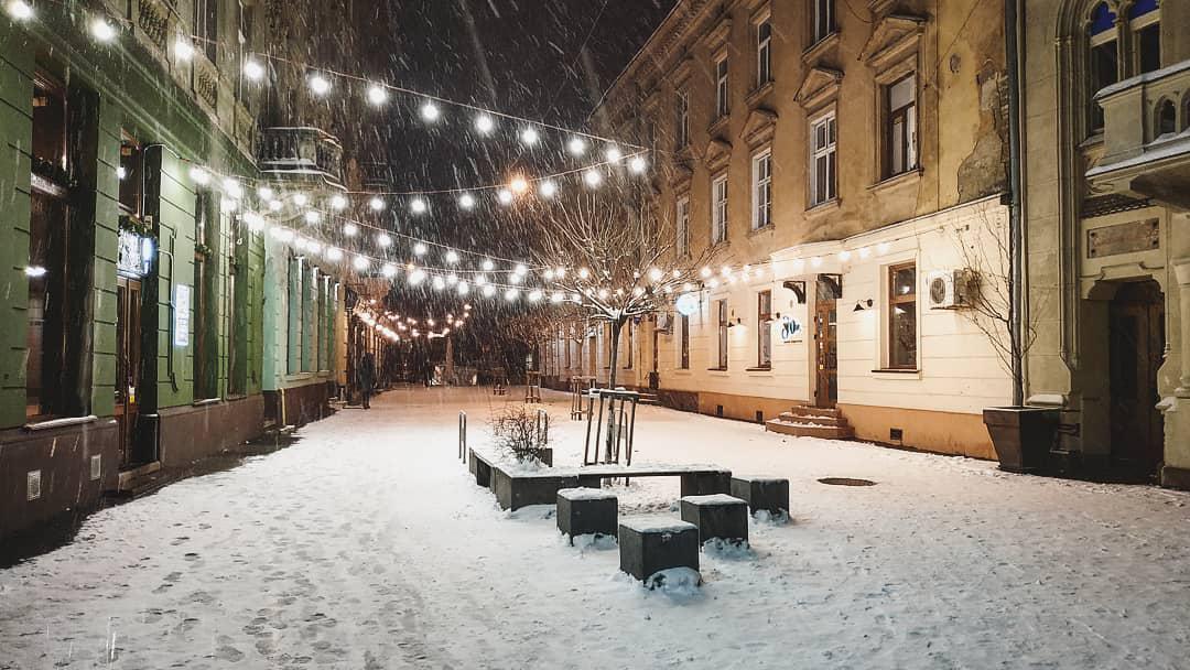 Вечірній Львів засипало снігом.