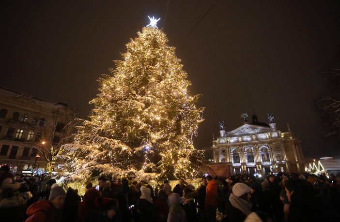 18 грудня центрі Львові засвітили нетрадиційну ялинку. Фото Khrystyna Protsak.