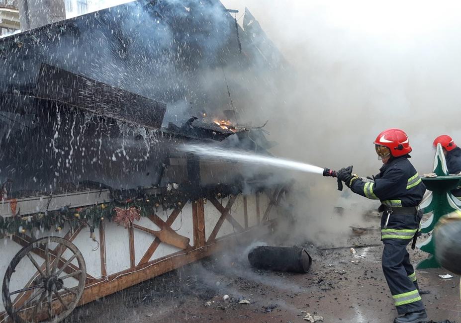 Львів припинив роботу Різдвяного ярмарку через пожежу і вибух.
