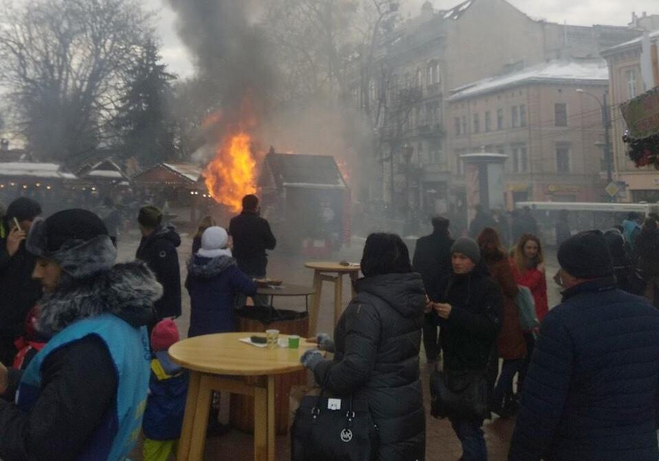 Туристи спостерігали за пожежею на різдвяному ярмарку у Львові, попиваючи каву. Фото Національна поліція України.