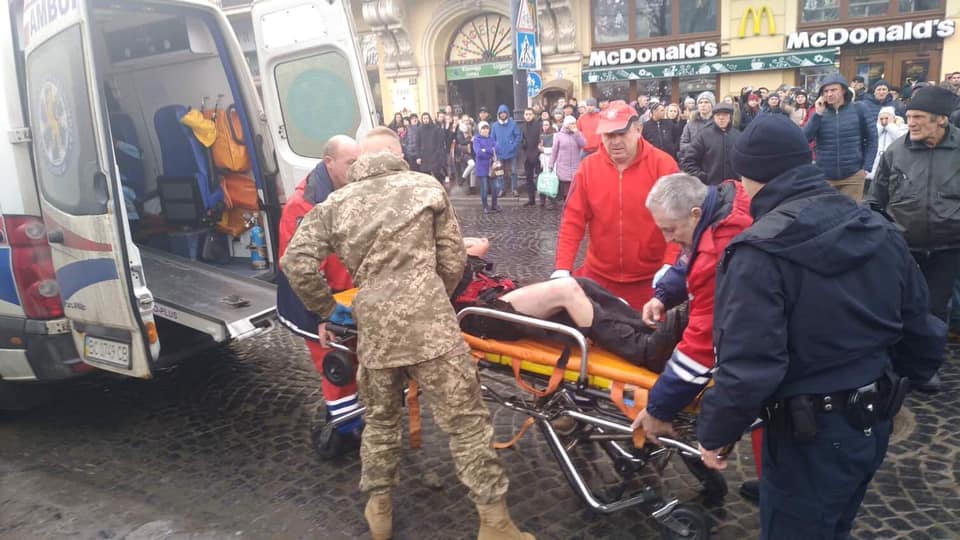 Молодий хлопець у військовій формі став перший, хто почав надавати допомогу потерпілим під час вибуху на різдвяному ярмарку у Львові. 