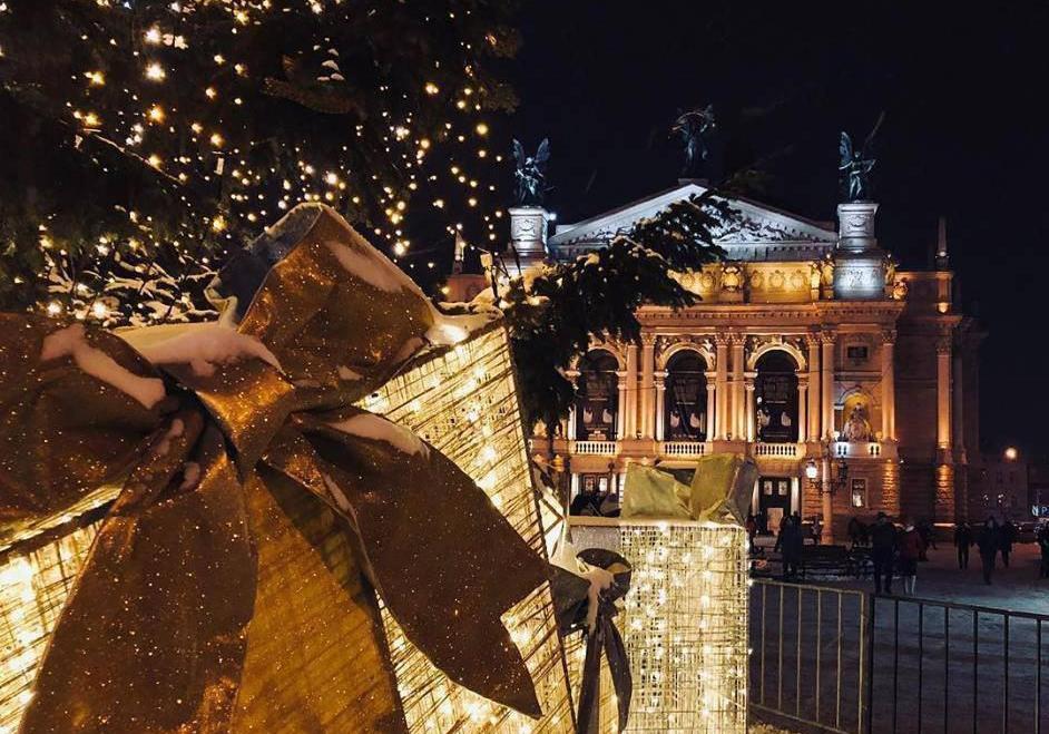 Напередодні новорічних свят Львів прикрасили мільйонами ліхтариків. 