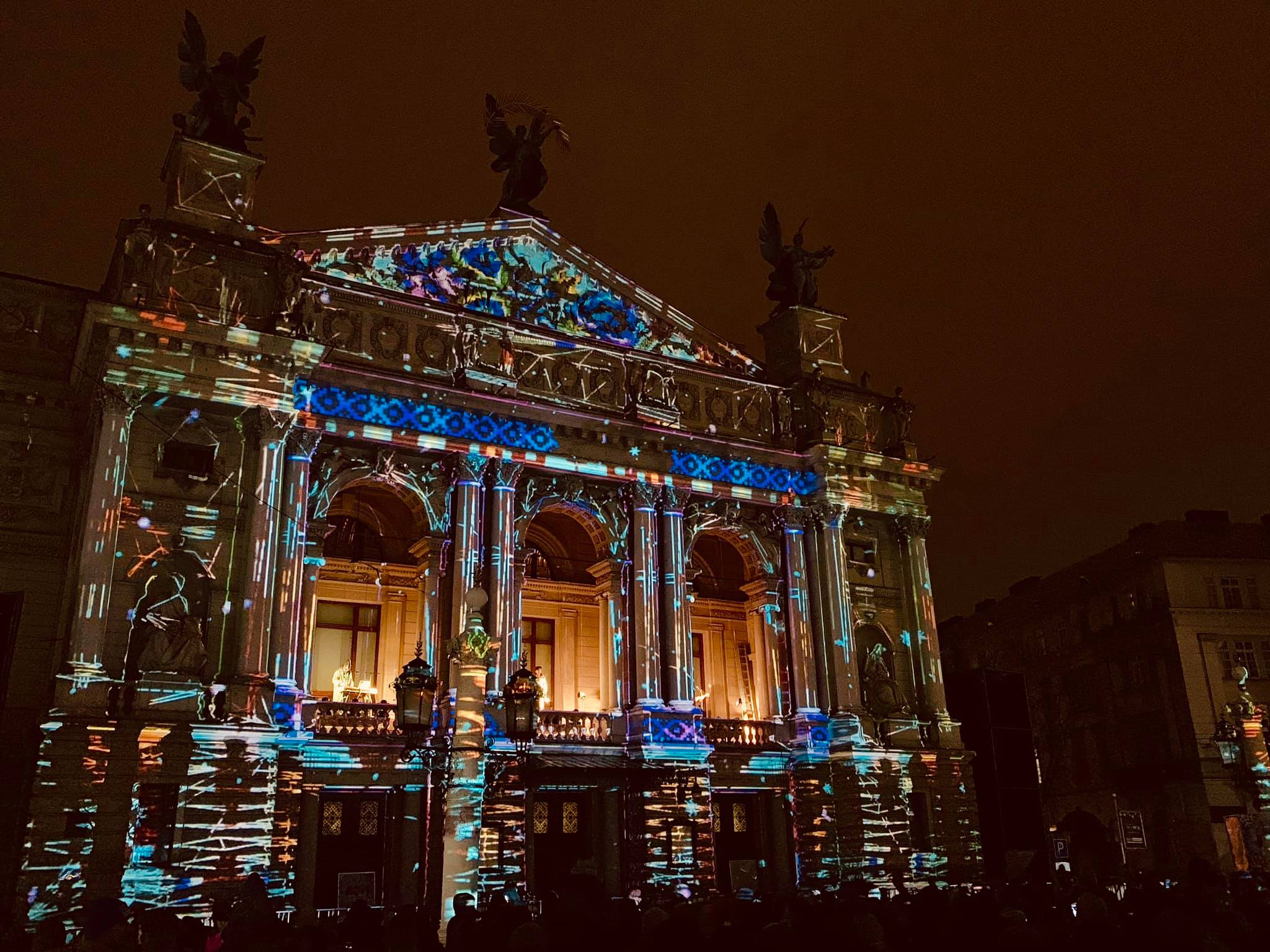 У ніч з 31 грудня 2018 року на 1 січня 2019 року на фасаді Оперного театру у Львові відбулося 3D-мапінг шоу. Дивись фото і відео на сайті VG Львів.