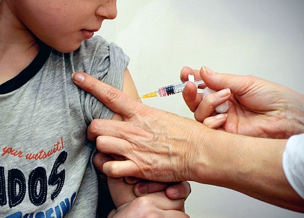 На Львівщині оголосили масову вакцинацію школярів від кору.