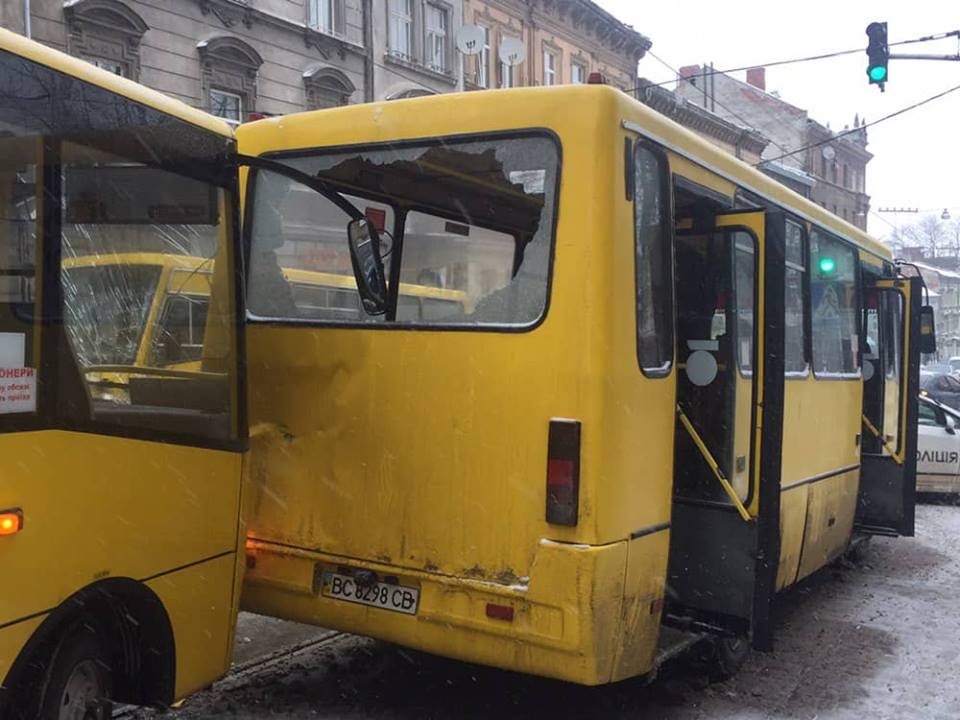 На Городоцькій у Львові зіткнулися дві маршрутки
