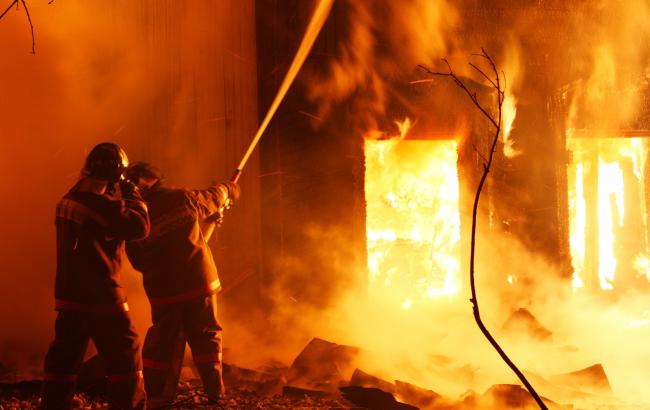 Рятувальники гасять пожежу в будинку у Брюховичах.