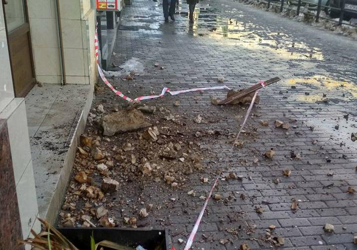 Новина - Події - Прямо на голову: в центрі Львова обвалилась частина балкону