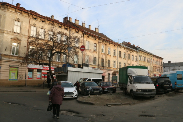 У Львові пропонують перетворити у сквер площу Липневу, що біля Привокзального ринку.