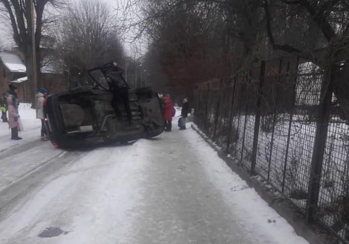 На Мишуги у Львові перекинувся автомобіль