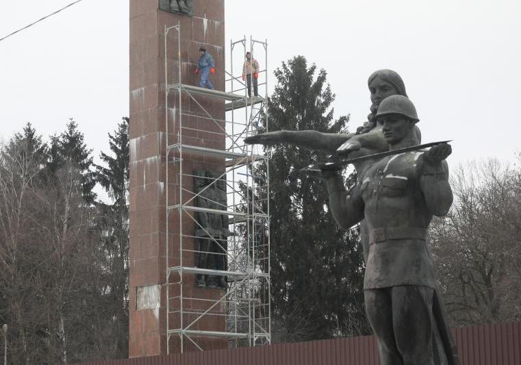 На вулиці Стрийській у Львові почали демонтувати стелу Монумента слави