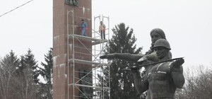 З третьої спроби: на Стрийській почали демонтувати Монумент слави