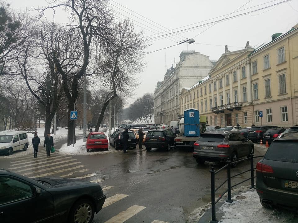 У центрі Львова потрапив в аварію автомобіль з туалетом. Фото "Варта-1".