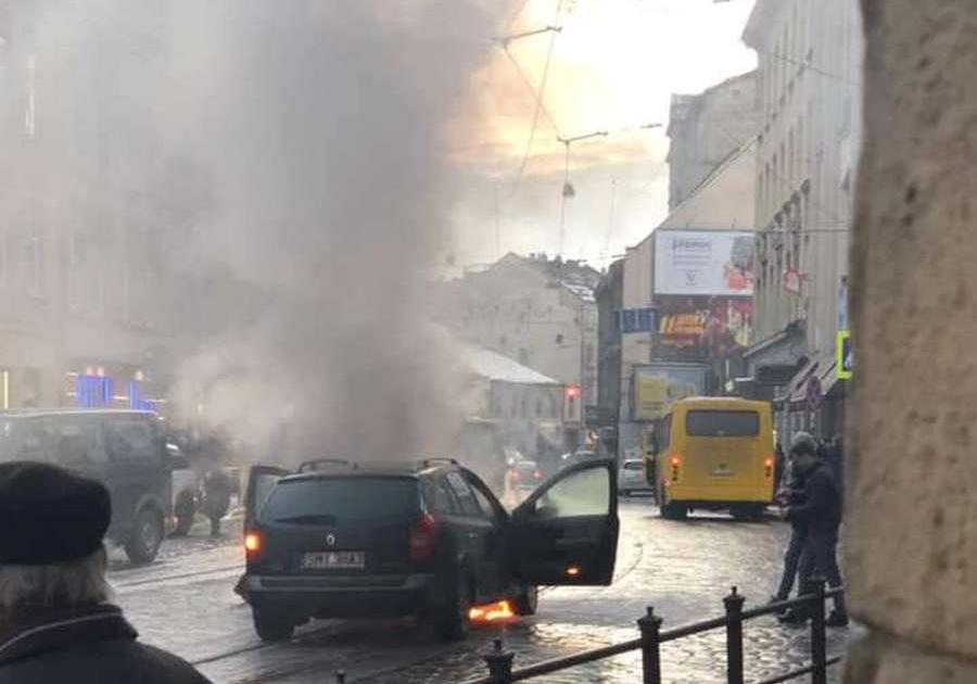 На вулиці Городоцькій у Львові загорівся автомобіль. Фото "Варта-1".