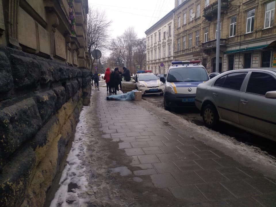 Новина - Події - Лежав на тротуарі: у центрі Львова знайшли труп