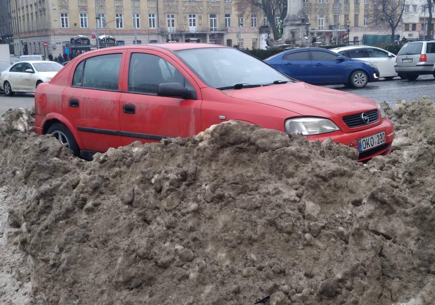 У центрі Львова комунальки заблокували снігом Опель