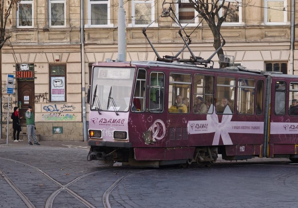 У Львові на вулиці Бандери загорівся трамвай: відео