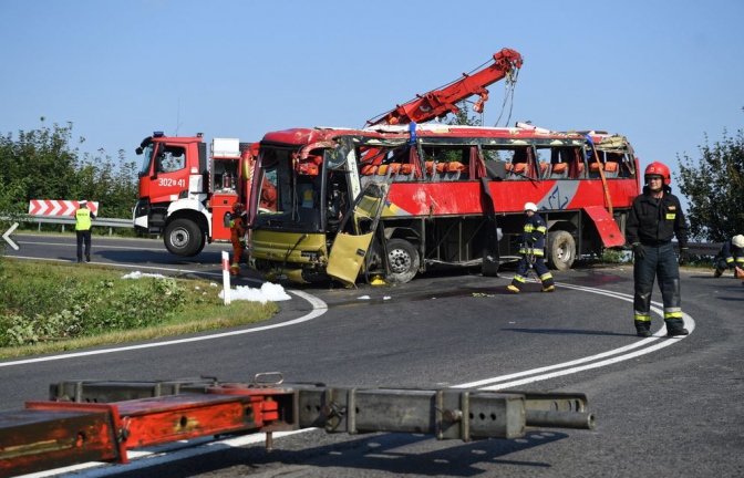 Прокуратура в Перемишлі висунулу звинувачення українському водієві туристичного автобуса, що спричинив смертельну ДТП, в якій загинули троє людей, а 50 - травмувалися. Фото DAREK DELMANOWICZ/PAP.
