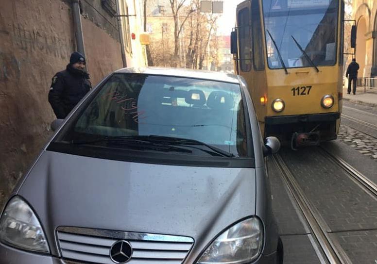 У Львові водій автомобіля Mercedes заблокував рух трамваїв. Фото Патрульна поліція у Львівській області. 