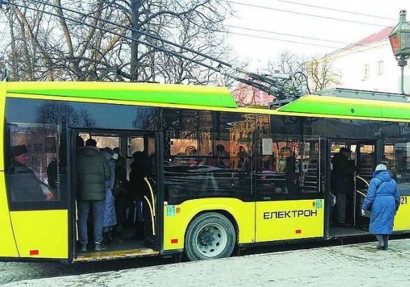 У Львові на проспекті Чорновола на ходу загорівся тролейбус: відео