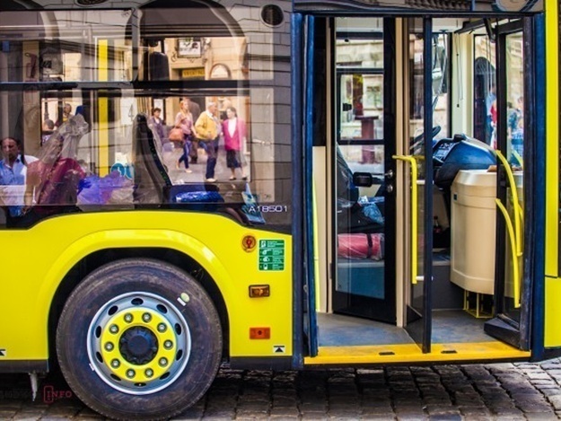 Водій львівської маршрутки вигнав групу дітей з автобуса