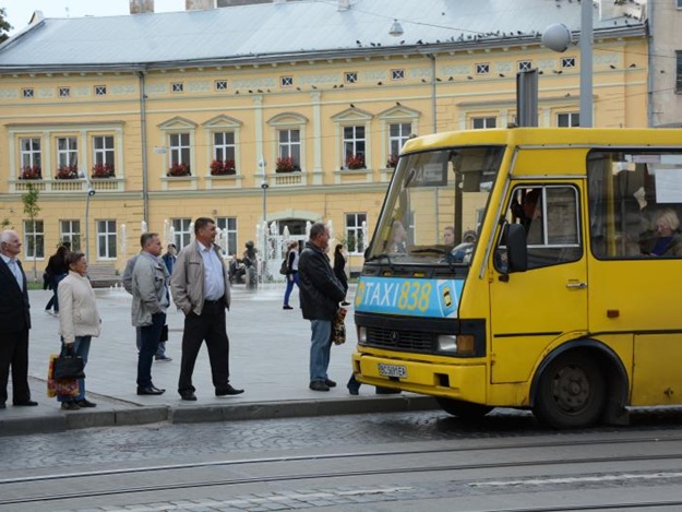 Розпочато розслідування щодо водія львівської маршрутки №37, який відмовився везти 27 дітей.