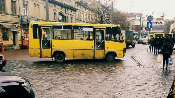 На сходах автобусу №2А у Львові померла 78-річна жінка. Фото умовне.