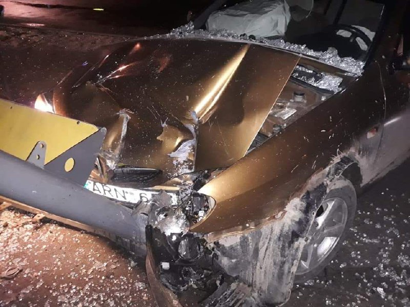 У Львові п'яний таксист без посвідчення водія протаранив зупинку