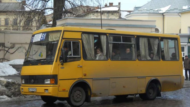 Водій львівської маршрутки №51 відмовився безкоштовно вести школярку і нахамив пасажиру, який став на захист дівчинки. Фото умовне.