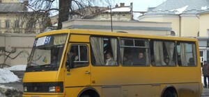 Є на помаду – шукай на квиток: водій львівської маршрутки вигнав школярку з учнівським