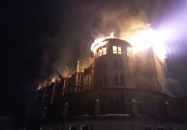 На Львівщині сталась масштабна пожежа в готелі у Славському