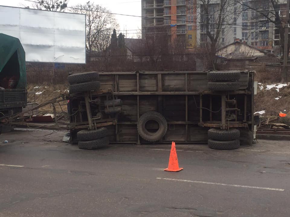 На вулиці Стрийській у Львові перевернулася вантажівка. Фото "Варта-1".