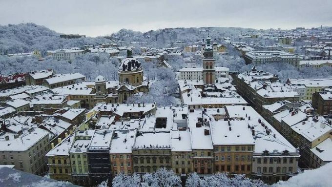 Львів засипає снігом.