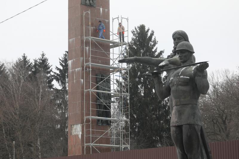 У Львові підрядники намагались завалити 30-метрову стелу Монумента Слави на вулиці Стрийській, але це їм не вдалося. 
