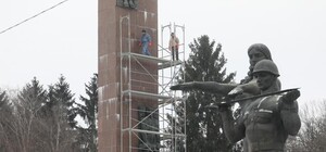 Не здається: спроба завалити стелу Монумента слави у Львові зазнала невдачі