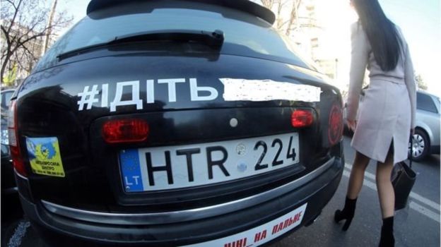 Поліція Львівської області розшукує чоловіка, який видаючи себе за брокера, обдурював власників автомобілів на «єврономерах». Фото BBC.com.