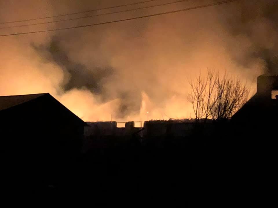 Півсотні вогнеборців гасять пожежу на заводі Львівщини: фото, відео