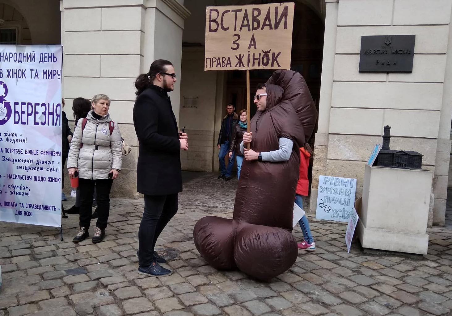 8 березня центром Львова розгулює гігантський пеніс, який відстоює права жінок. Фото ІА Вголос.