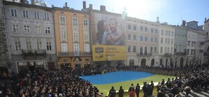 Фото і відео: кілька сотень львів'ян гуртом заспівали гімн України