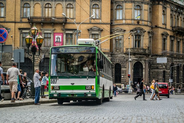 З 13 березня кінцеву зупинку львівського тролейбуса №13 знову перенесли. Фото Львівський портал.