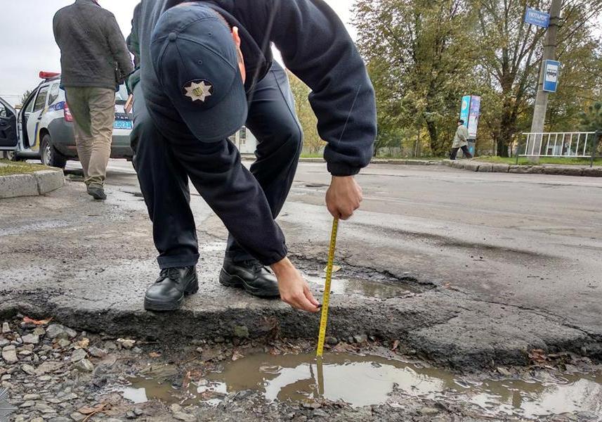 Уряд затвердив перелік доріг Львівської області, які реконструюють або відремонтують у 2019 році. Фото Патрульна поліція Львова.