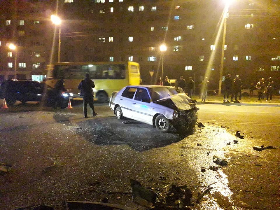 У Львові на вулиці Шевченка сталася ДТП, в якій постраждали шестеро людей. Фото "Варта-1".