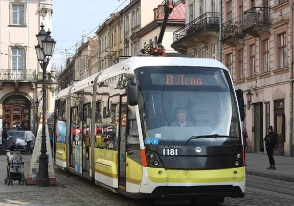 На перший львівський трамвай «Електрон» нанесли нову біло-жовту ліврею. Фото tvoemisto.tv.