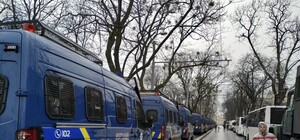 Півсотні поліцейських авто, спецтехніка і безлюдні вулиці: Львів чекає Петра Порошенка