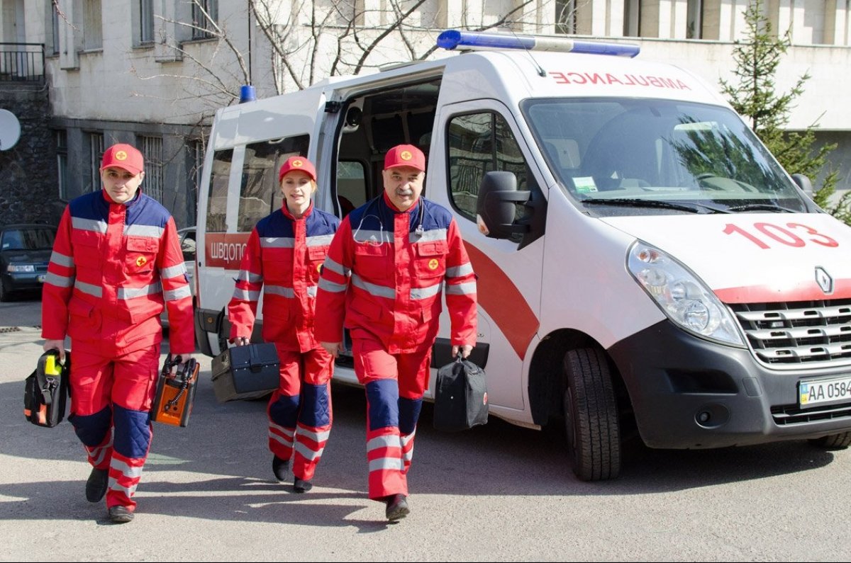 У Львові на Кульпарківській рятувальники витягли 16-річну дівчину з-під маршрутки.