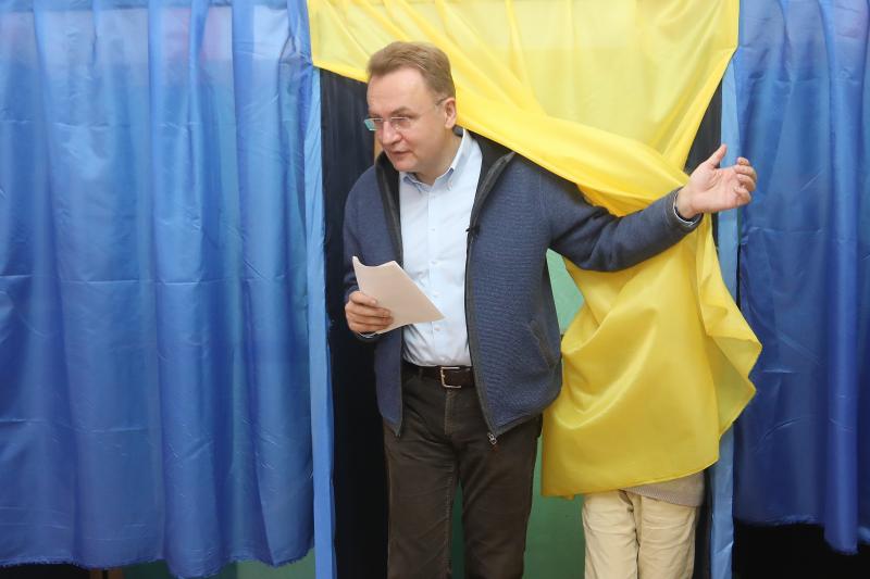 Мер Львова Андрій Садовий прийшов на виборчу дільницю з родиною