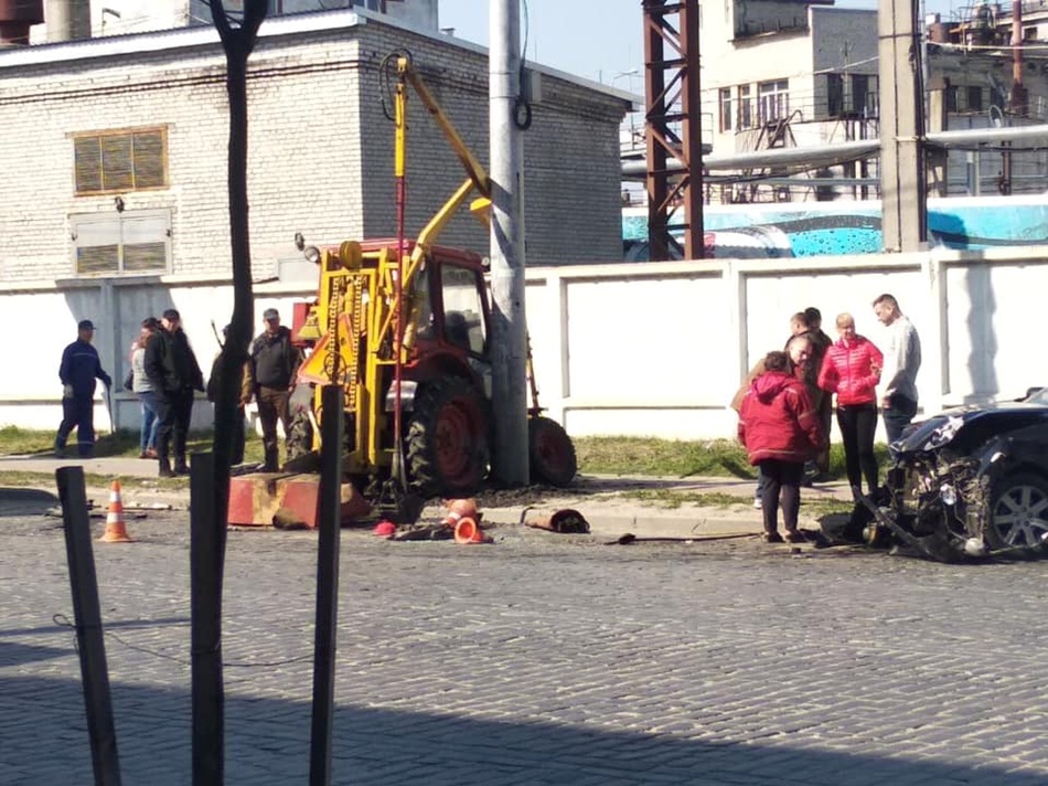 У Львові на Городоцькій «Лексус» зіткнувся з комунальним трактором