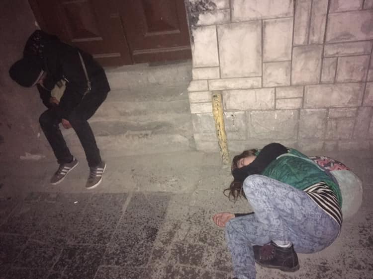 На площі Старий Ринок у Львові знайшли непритомних підлітків у тяжкому наркотичному сп’янінні.