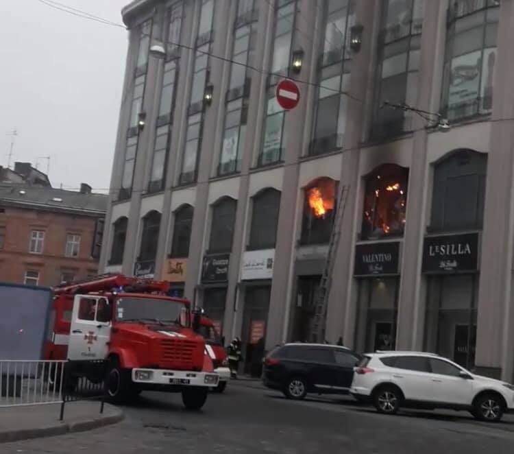 У центрі Львова сталась пожежа у торговому центрі «Магнус»: фото, відео