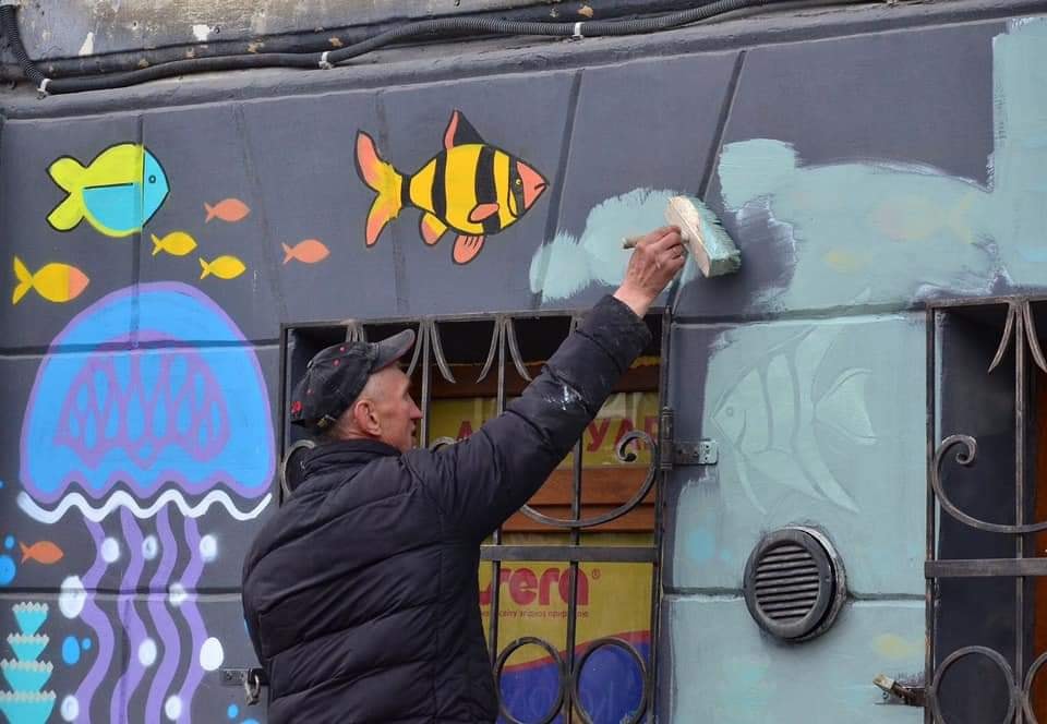 На Личаківській у Львові знищили яскравий фасад з рибками. Фото Оксана Маруняк.